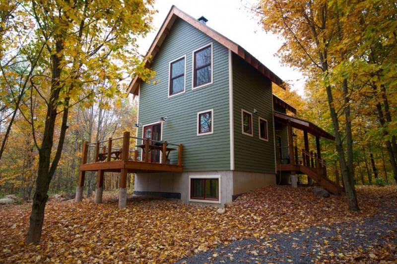 บ้านไม้สีเขียว ผสานความเป็นธรรมชาติให้เข้ากันอย่างกลมกลืน ในป่าเมเปิ้ล