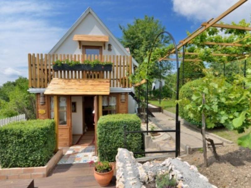 บ้านไม้ขนาดเล็ก ชมพระอาทิตย์ตลาลับขอบฟ้าริมทะเลก