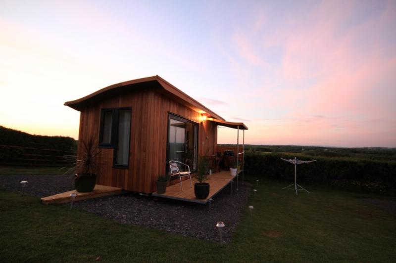 บ้านไม้ขนาดเล็ก ชมพระอาทิตย์ตลาลับขอบฟ้าริมทะเลก