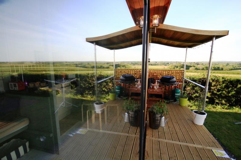 บ้านไม้ขนาดเล็ก ชมพระอาทิตย์ตลาลับขอบฟ้าริมทะเลก