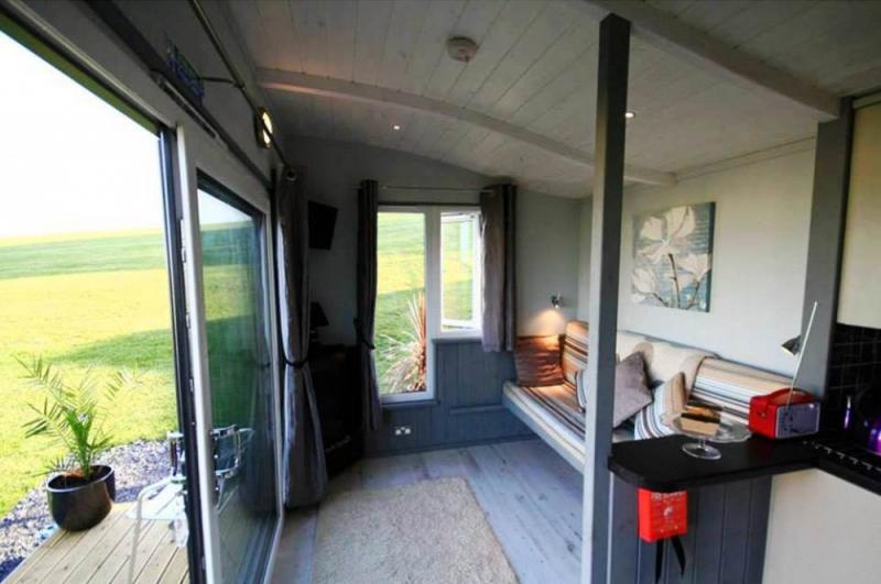 บ้านไม้ขนาดเล็ก ชมพระอาทิตย์ตลาลับขอบฟ้าริมทะเลก