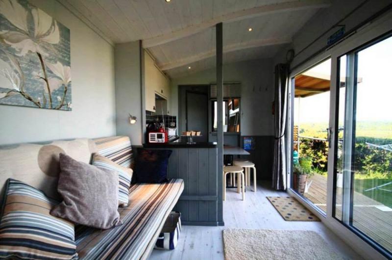 บ้านไม้ขนาดเล็ก ชมพระอาทิตย์ตลาลับขอบฟ้าริมทะเลก