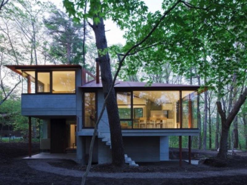 บ้านสวยริมแม่น้ำ ท่ามกลางขุนเขาแห่งนี้ โอบล้อมไปด้วยต้นไม้ บรรยากาศแสนดี