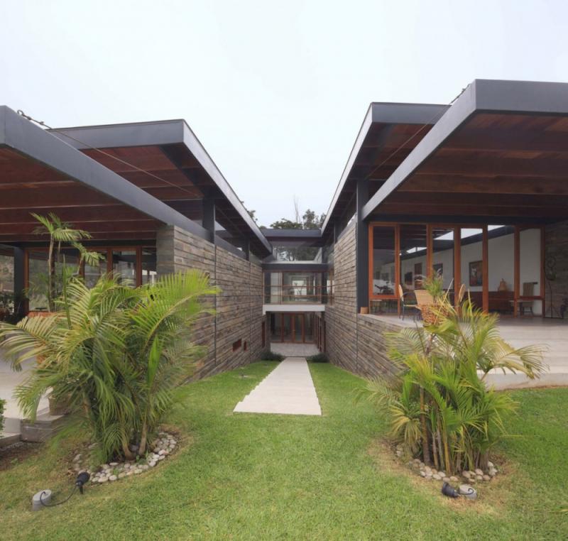 บ้านสวยริมแม่น้ำ ท่ามกลางขุนเขาแห่งนี้ โอบล้อมไปด้วยต้นไม้ บรรยากาศแสนดี