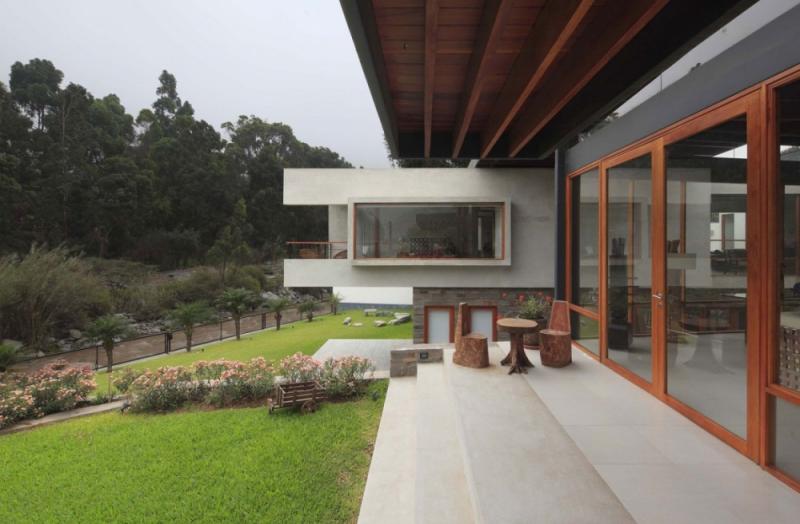 บ้านสวยริมแม่น้ำ ท่ามกลางขุนเขาแห่งนี้ โอบล้อมไปด้วยต้นไม้ บรรยากาศแสนดี