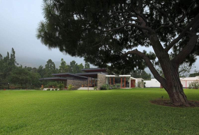 บ้านสวยริมแม่น้ำ ท่ามกลางขุนเขาแห่งนี้ โอบล้อมไปด้วยต้นไม้ บรรยากาศแสนดี