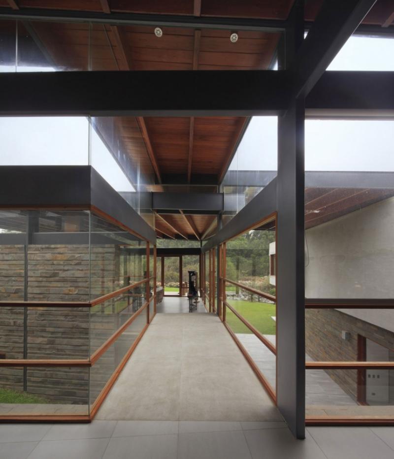 บ้านสวยริมแม่น้ำ ท่ามกลางขุนเขาแห่งนี้ โอบล้อมไปด้วยต้นไม้ บรรยากาศแสนดี