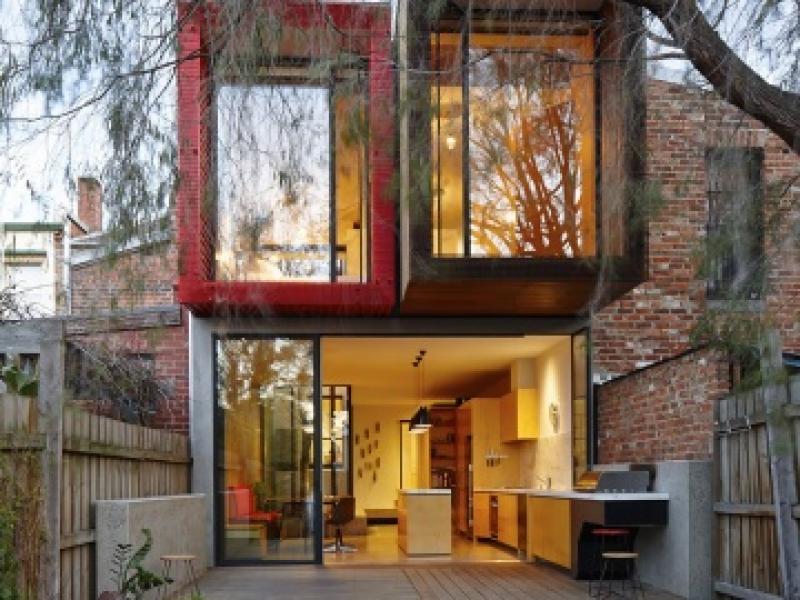 บ้านสวยริมแม่น้ำ ท่ามกลางขุนเขาแห่งนี้ โอบล้อมไปด้วยต้นไม้ บรรยากาศแสนดี