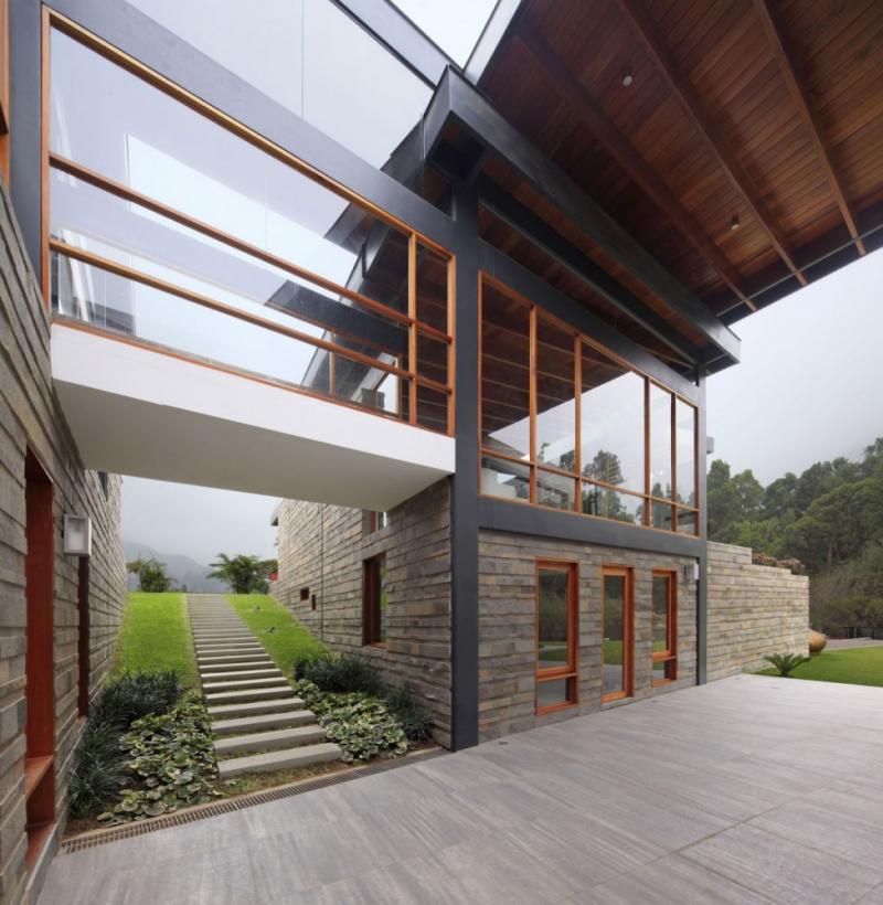 บ้านสวยริมแม่น้ำ ท่ามกลางขุนเขาแห่งนี้ โอบล้อมไปด้วยต้นไม้ บรรยากาศแสนดี