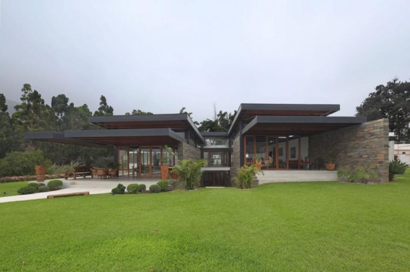 บ้านสวยริมแม่น้ำ ท่ามกลางขุนเขาแห่งนี้ โอบล้อมไปด้วยต้นไม้ บรรยากาศแสนดี