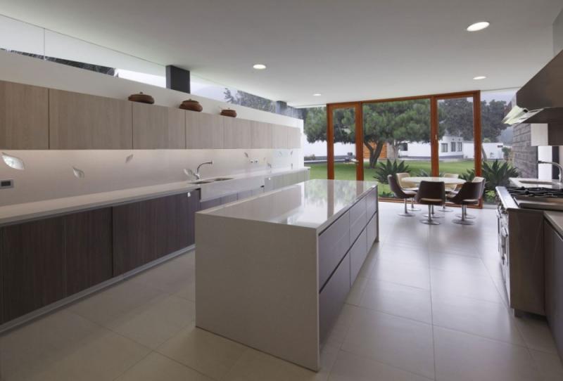 บ้านสวยริมแม่น้ำ ท่ามกลางขุนเขาแห่งนี้ โอบล้อมไปด้วยต้นไม้ บรรยากาศแสนดี