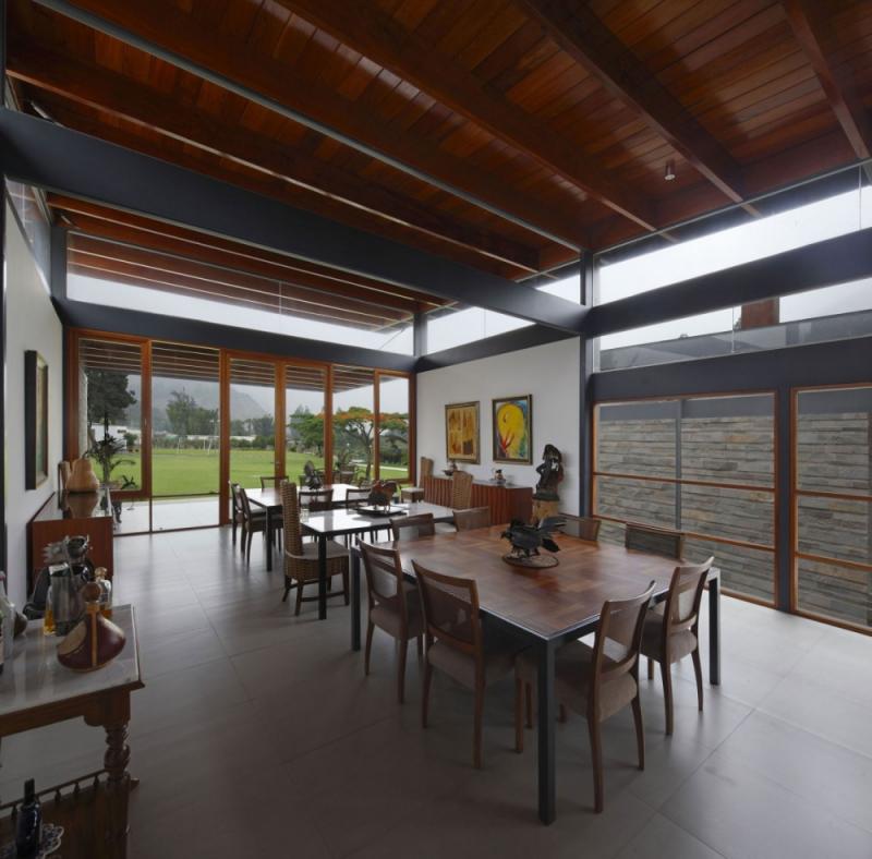 บ้านสวยริมแม่น้ำ ท่ามกลางขุนเขาแห่งนี้ โอบล้อมไปด้วยต้นไม้ บรรยากาศแสนดี