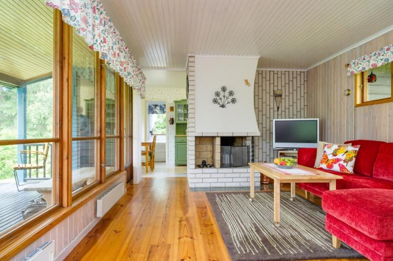 บ้านไม้ บ้านเล็กขนาดกะทัดรัด ชั้นเดียวยกสูง ท่ามกลางป่าในชนบท