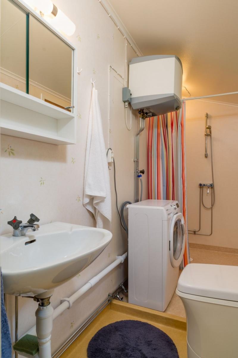 บ้านไม้ บ้านเล็กขนาดกะทัดรัด ชั้นเดียวยกสูง ท่ามกลางป่าในชนบท