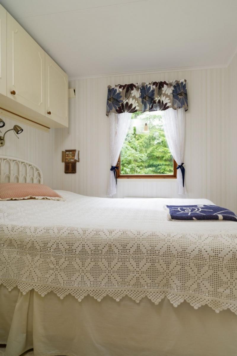 บ้านไม้ บ้านเล็กขนาดกะทัดรัด ชั้นเดียวยกสูง ท่ามกลางป่าในชนบท