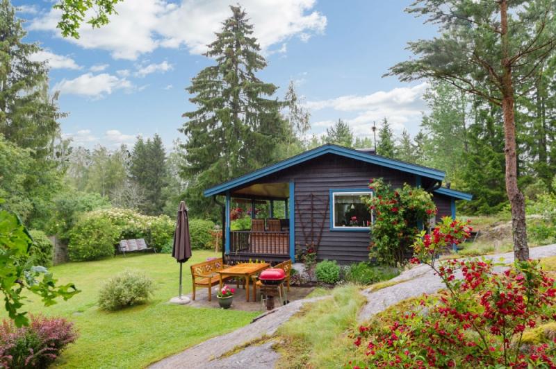 บ้านไม้ บ้านเล็กขนาดกะทัดรัด ชั้นเดียวยกสูง ท่ามกลางป่าในชนบท