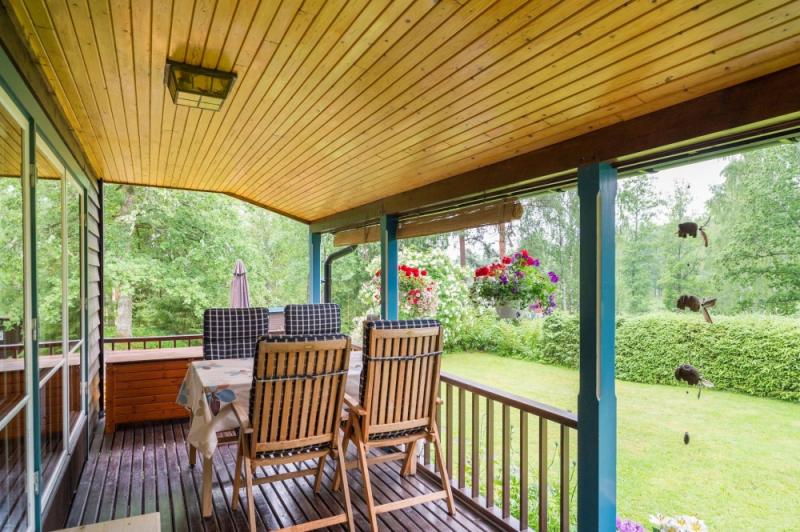 บ้านไม้ บ้านเล็กขนาดกะทัดรัด ชั้นเดียวยกสูง ท่ามกลางป่าในชนบท