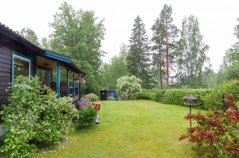 บ้านไม้ บ้านเล็กขนาดกะทัดรัด ชั้นเดียวยกสูง ท่ามกลางป่าในชนบท