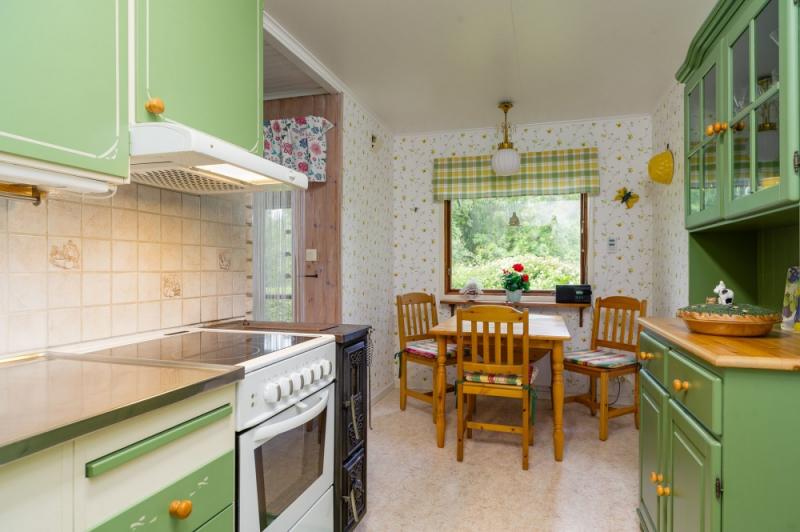 บ้านไม้ บ้านเล็กขนาดกะทัดรัด ชั้นเดียวยกสูง ท่ามกลางป่าในชนบท