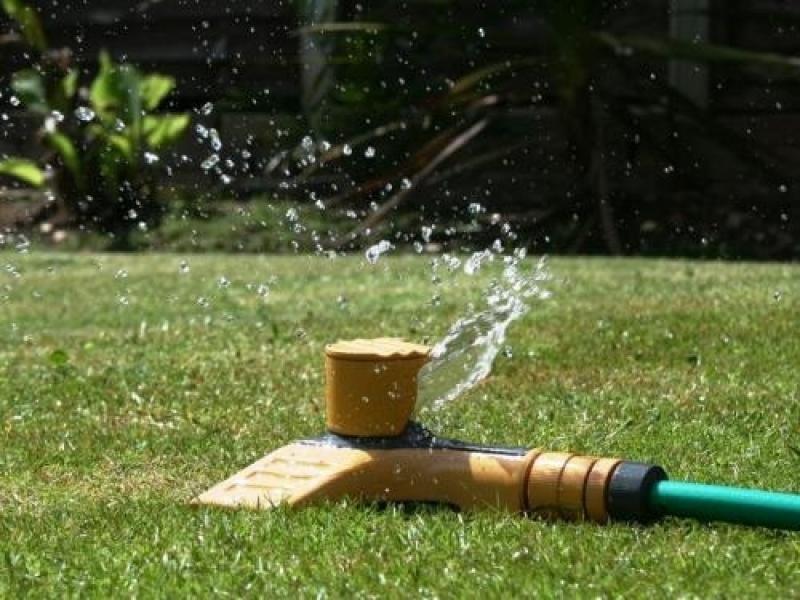 จัดแต่งสวน จิบชาท่ามกลางสนามหญ้าเขียว