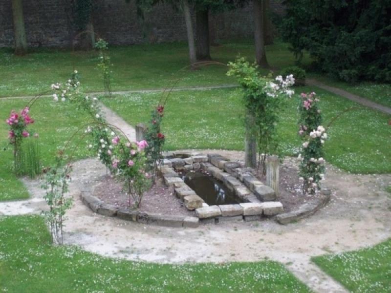 จัดสวนหย่อมภายในบ้าน ริมระเบียงทางเข้าบ้านสวยๆ