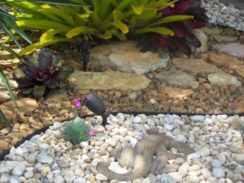 จัดสวนหย่อมภายในบ้าน ริมระเบียงทางเข้าบ้านสวยๆ