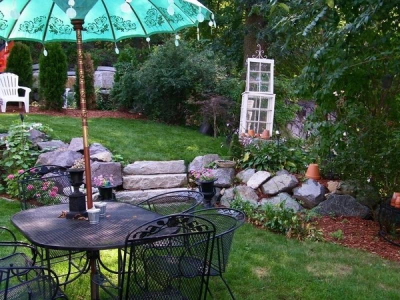 จัดสวนหย่อมภายในบ้าน ริมระเบียงทางเข้าบ้านสวยๆ