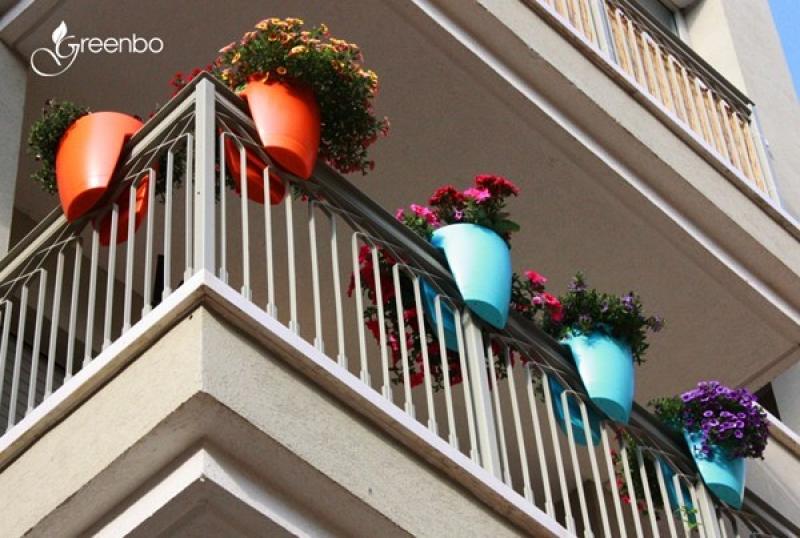 กระถางต้นไม้เก๋ๆบนราวระเบียง