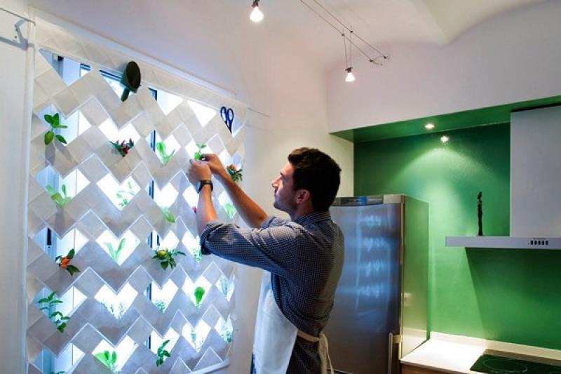 ไอเดียจัดสวนแนวตั้งกับม่านกระถางเก๋ๆ