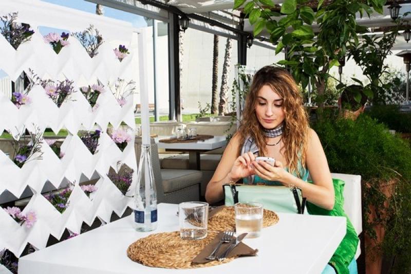 ไอเดียจัดสวนแนวตั้งกับม่านกระถางเก๋ๆ