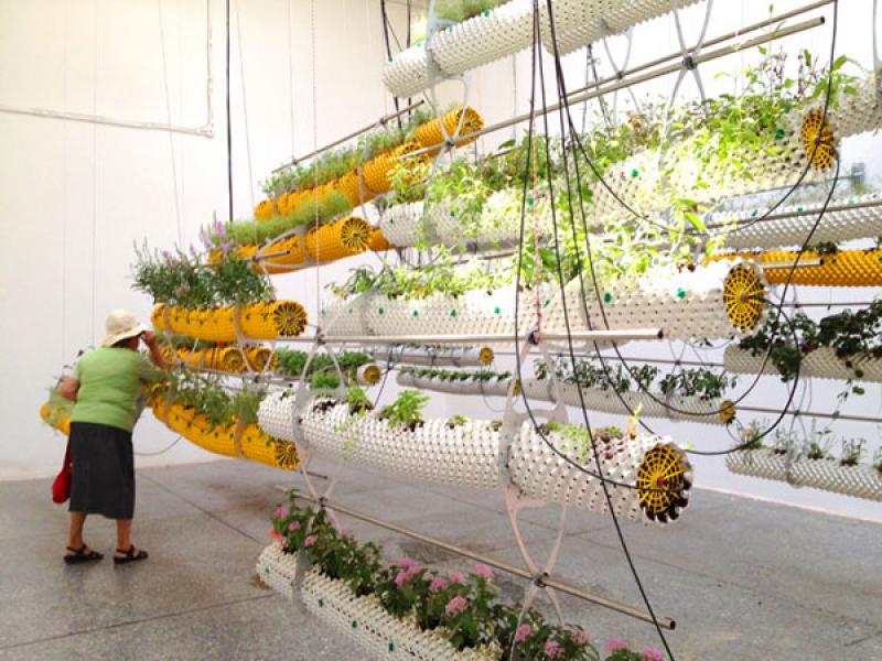 al aire กับการปลูกพืชในแท่งทรงกระบอกลอยพื้น