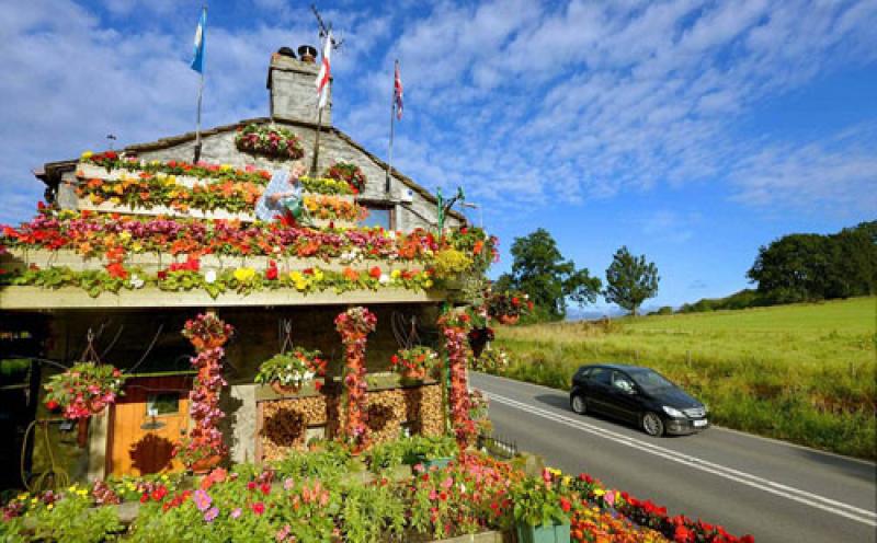 ปู่ย่าเมืองอังกฤษ ปลูกดอกไม้รอบบ้านนาน 26 ปี