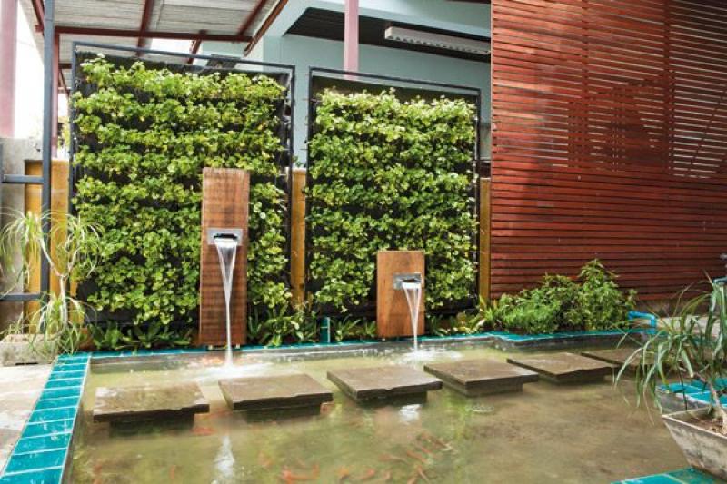 ผนังน้ำล้นและสวนแนวตั้ง