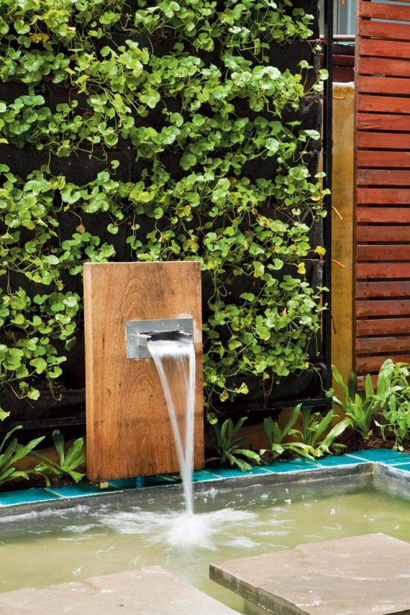 ผนังน้ำล้นและสวนแนวตั้ง