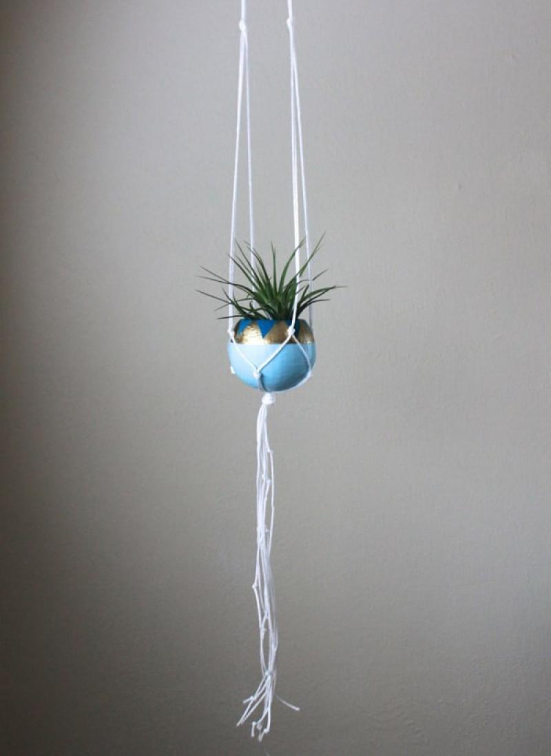 จัดสวนเล็กๆมีสไตล์ ด้วยแจกันแบบต่างๆ