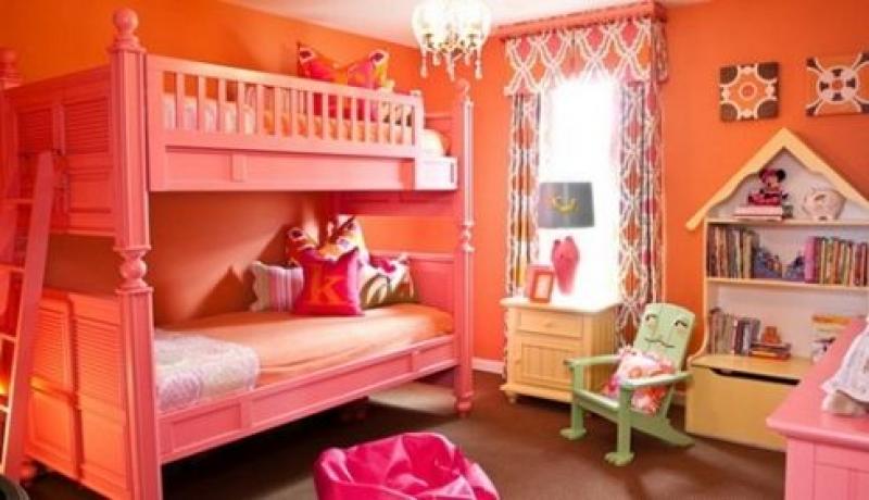 ห้องนอนสีชมพูอมส้ม