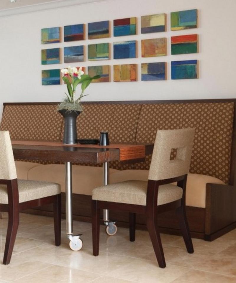 แต่งโต๚ะอาหารด้วยเก้าอี้แบบผสม