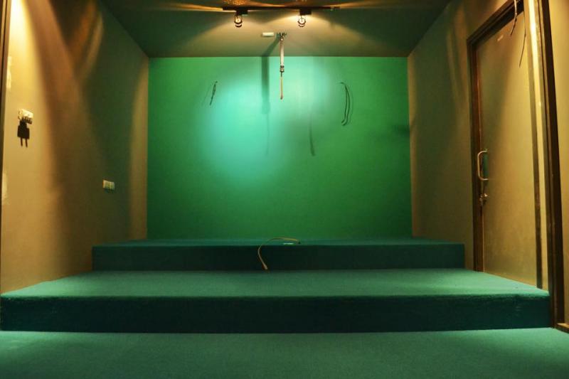 เนรมิตสตูดิโอกึ่งโรงหนังในบ้านครับ