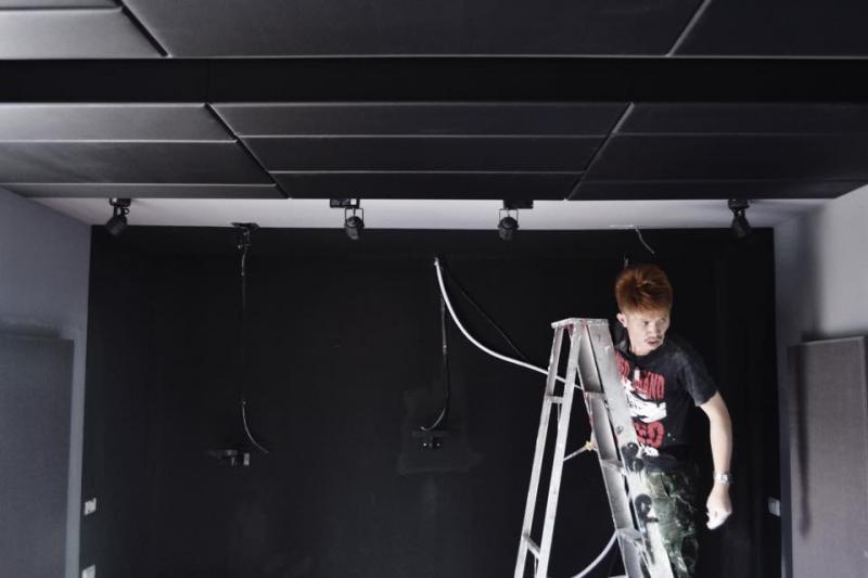 เนรมิตสตูดิโอกึ่งโรงหนังในบ้านครับ