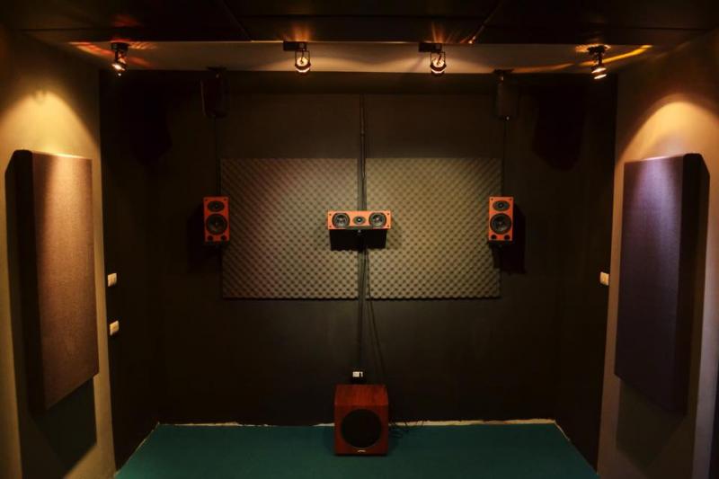 เนรมิตสตูดิโอกึ่งโรงหนังในบ้านครับ