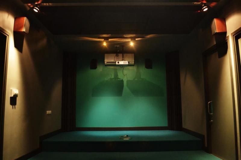 เนรมิตสตูดิโอกึ่งโรงหนังในบ้านครับ