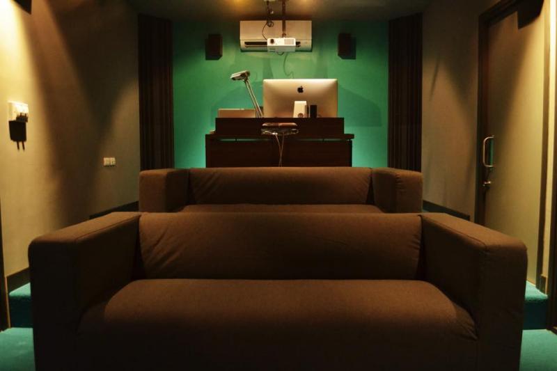 เนรมิตสตูดิโอกึ่งโรงหนังในบ้านครับ