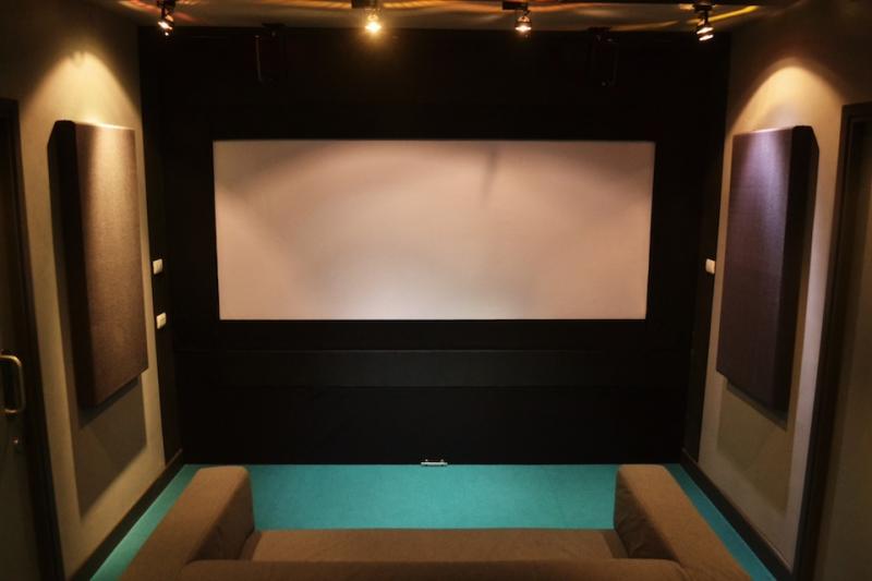 เนรมิตสตูดิโอกึ่งโรงหนังในบ้านครับ