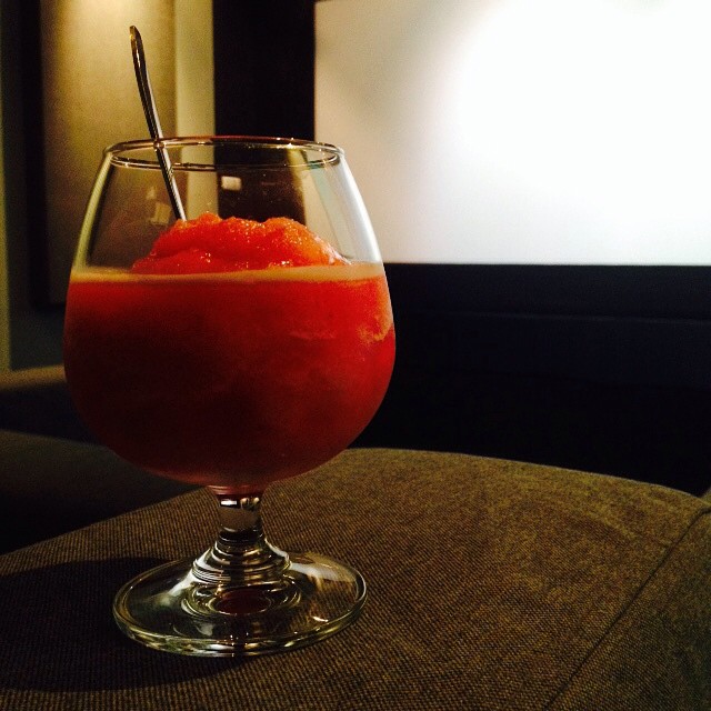 เนรมิตสตูดิโอกึ่งโรงหนังในบ้านครับ