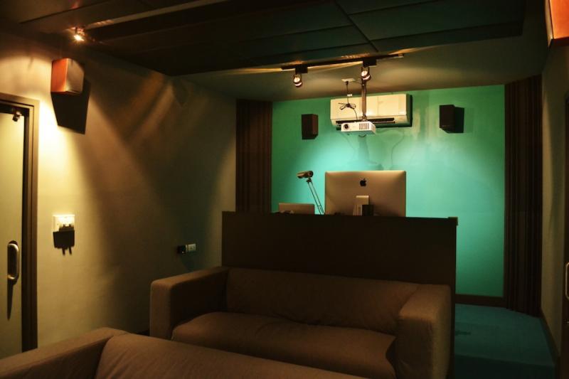 เนรมิตสตูดิโอกึ่งโรงหนังในบ้านครับ