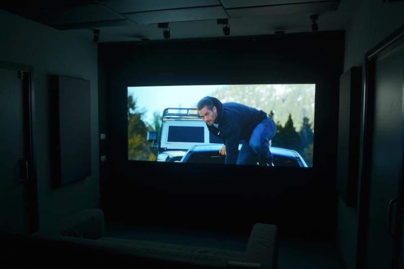 เนรมิตสตูดิโอกึ่งโรงหนังในบ้านครับ