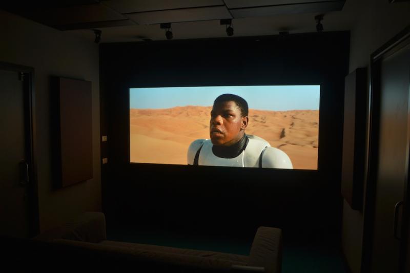 เนรมิตสตูดิโอกึ่งโรงหนังในบ้านครับ