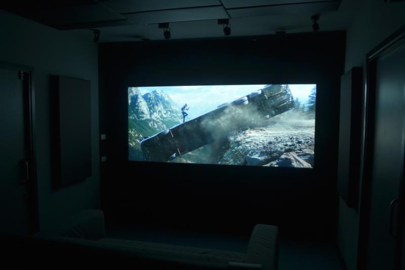 เนรมิตสตูดิโอกึ่งโรงหนังในบ้านครับ