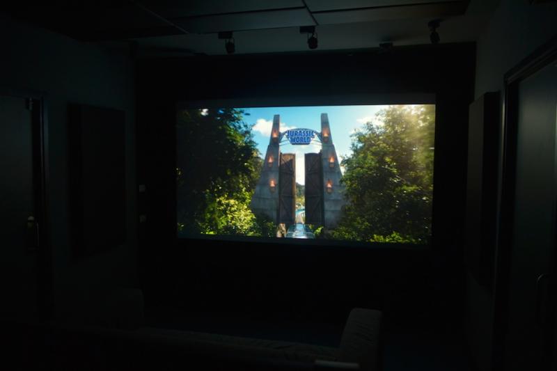 เนรมิตสตูดิโอกึ่งโรงหนังในบ้านครับ