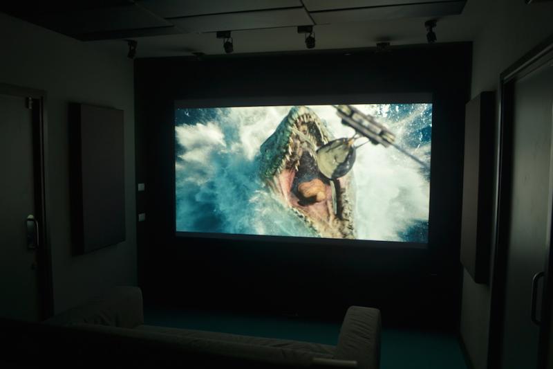 เนรมิตสตูดิโอกึ่งโรงหนังในบ้านครับ